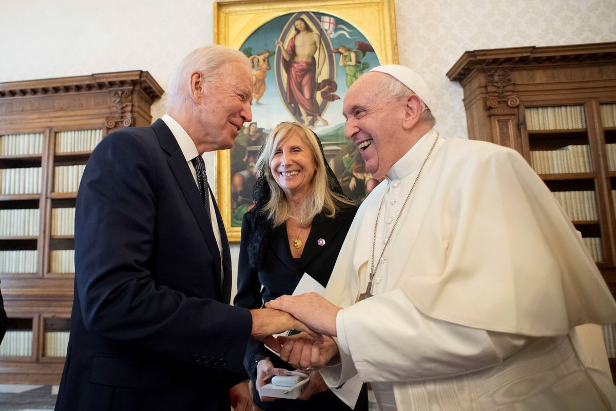 They Meet Joe Biden Visits Pope Francis and Praises His Commitment to(014)