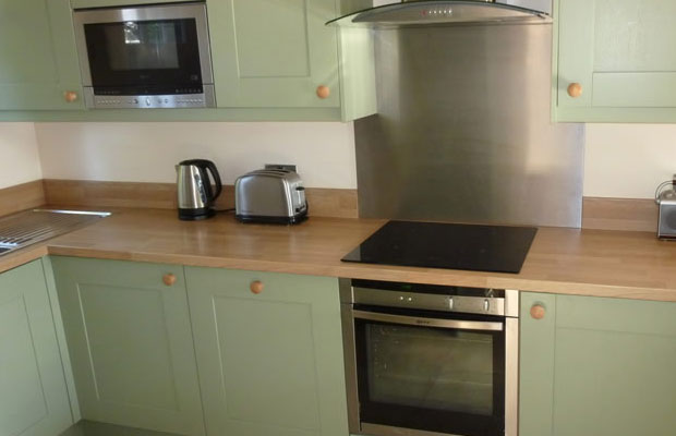 Should I choose Splashbacks or Upstands? DIY Kitchens Advice