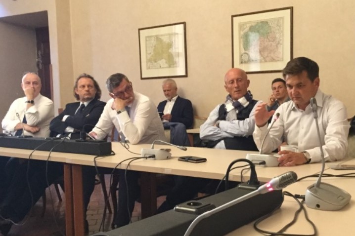 Senat Schvalil Ustavni Pravo Branit Sebe I Jine Se Zbrani Legislativa Advokatni Denik