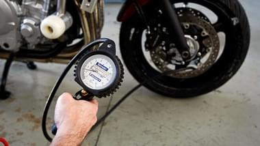 Motorcycle tire pressure guide | MICHELIN