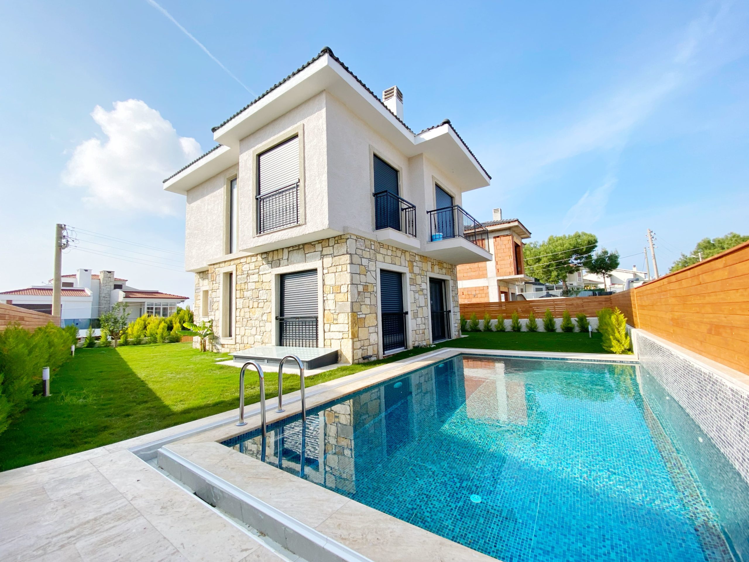 Quality sea view real estate in Çeşme, newly built villas