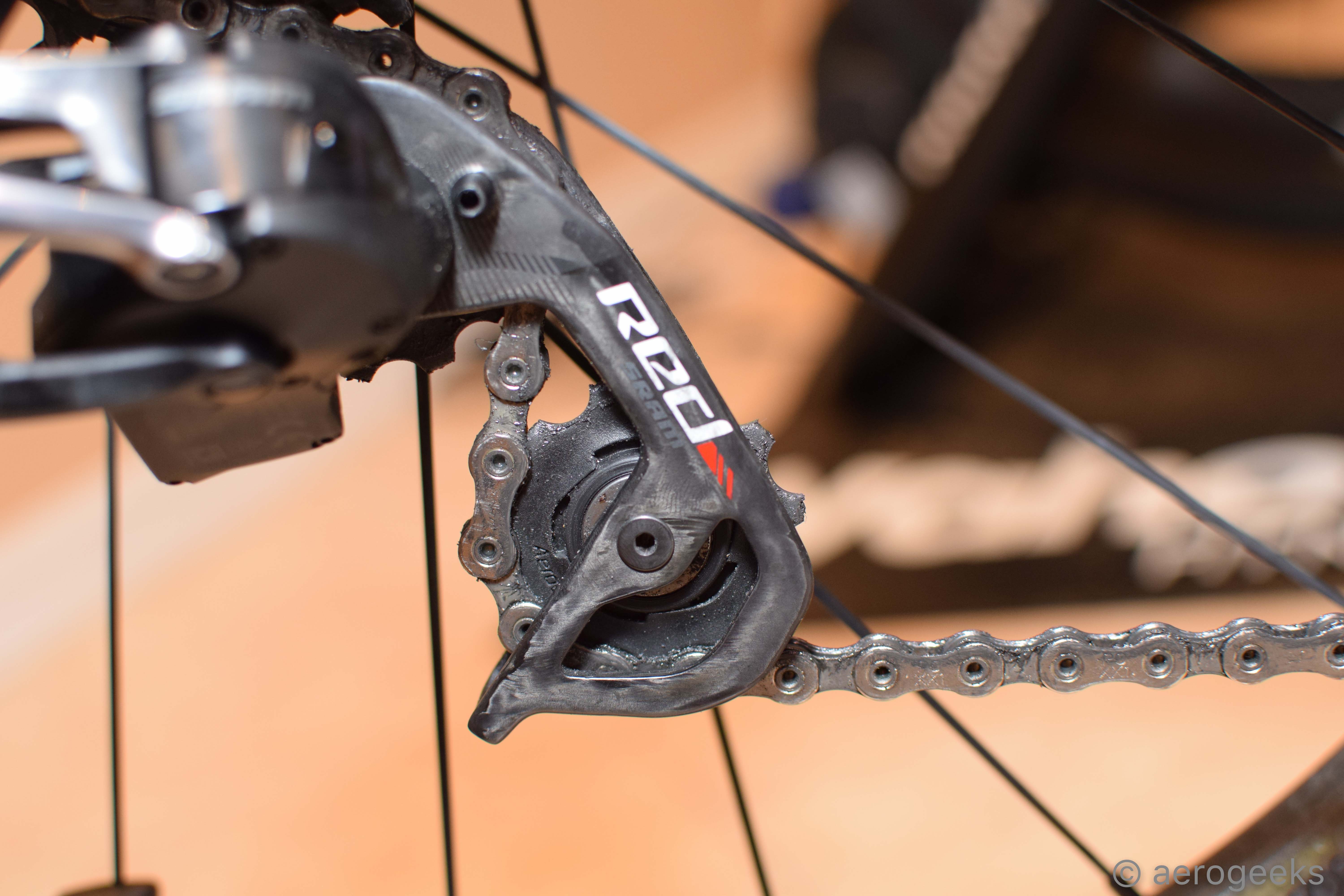 Thumbnail Credit (aerogeeks.com): Speaking of battery life, shifting performance will remain unchanged despite the level of battery life. There are LED indicator lights for remaining battery life
