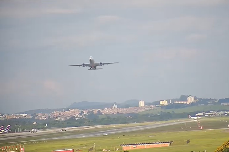 Câmera ao vivo mostra aviões no Aeroporto de Guarulhos 24 horas por dia