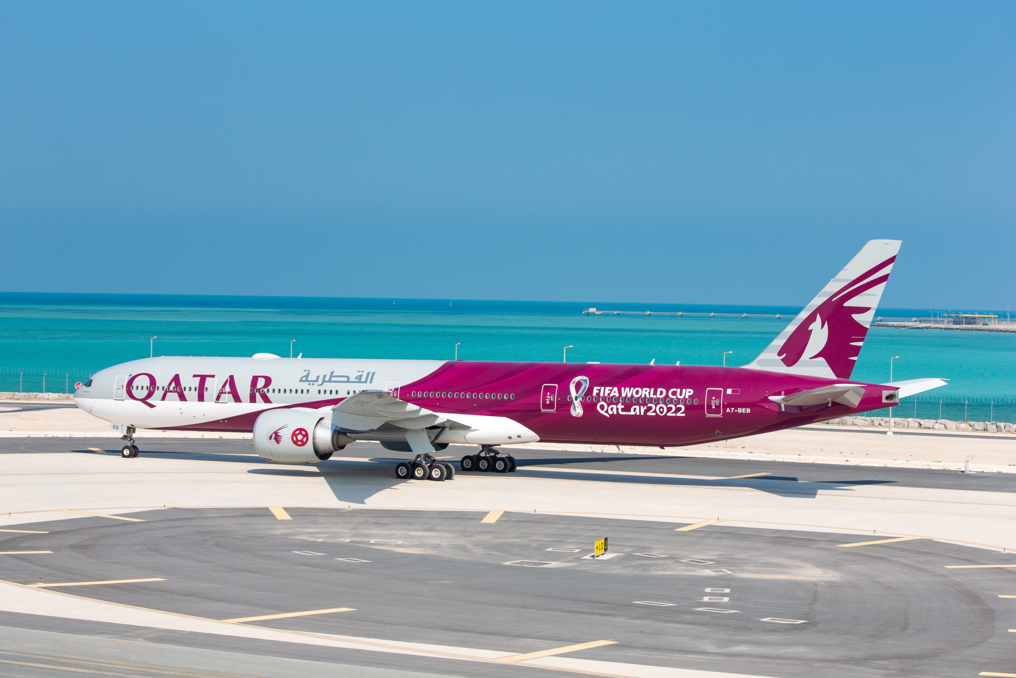 Primer avión personalizado de la Copa Mundial de la FIFA Qatar 2022TM