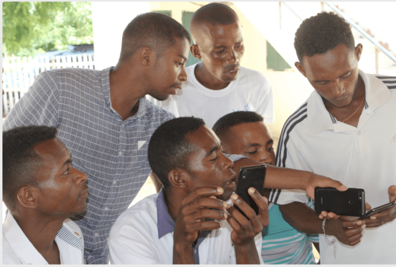 Jeunes relais et smartphones une approche innovante pour professionnel des