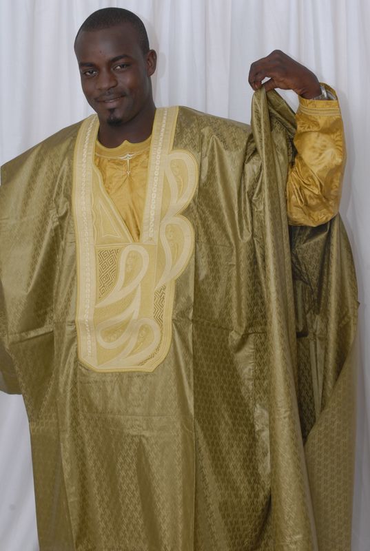 Boubou vêtement traditionnel typique au Sénégal