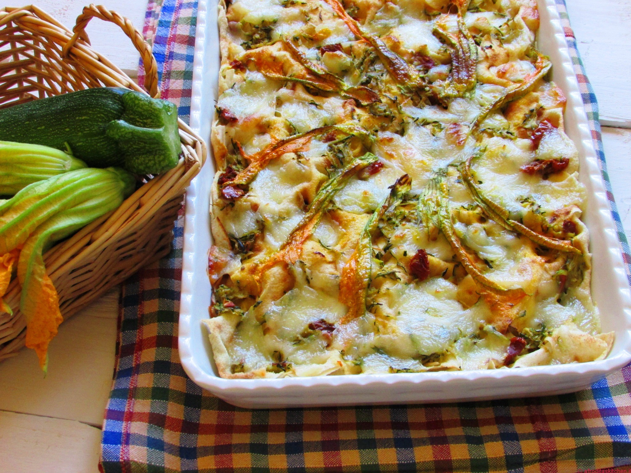 Lasagne estive di pane Carasau con zucchine e i loro fiori, pomodori