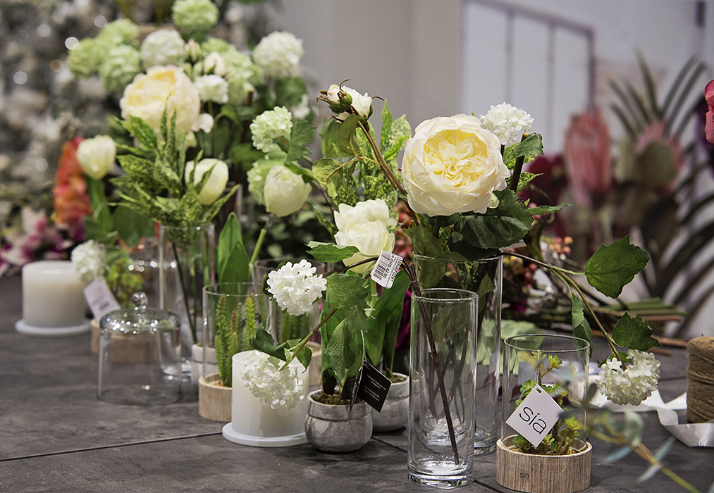 Stylish SIA artificial flowers now in Dubai