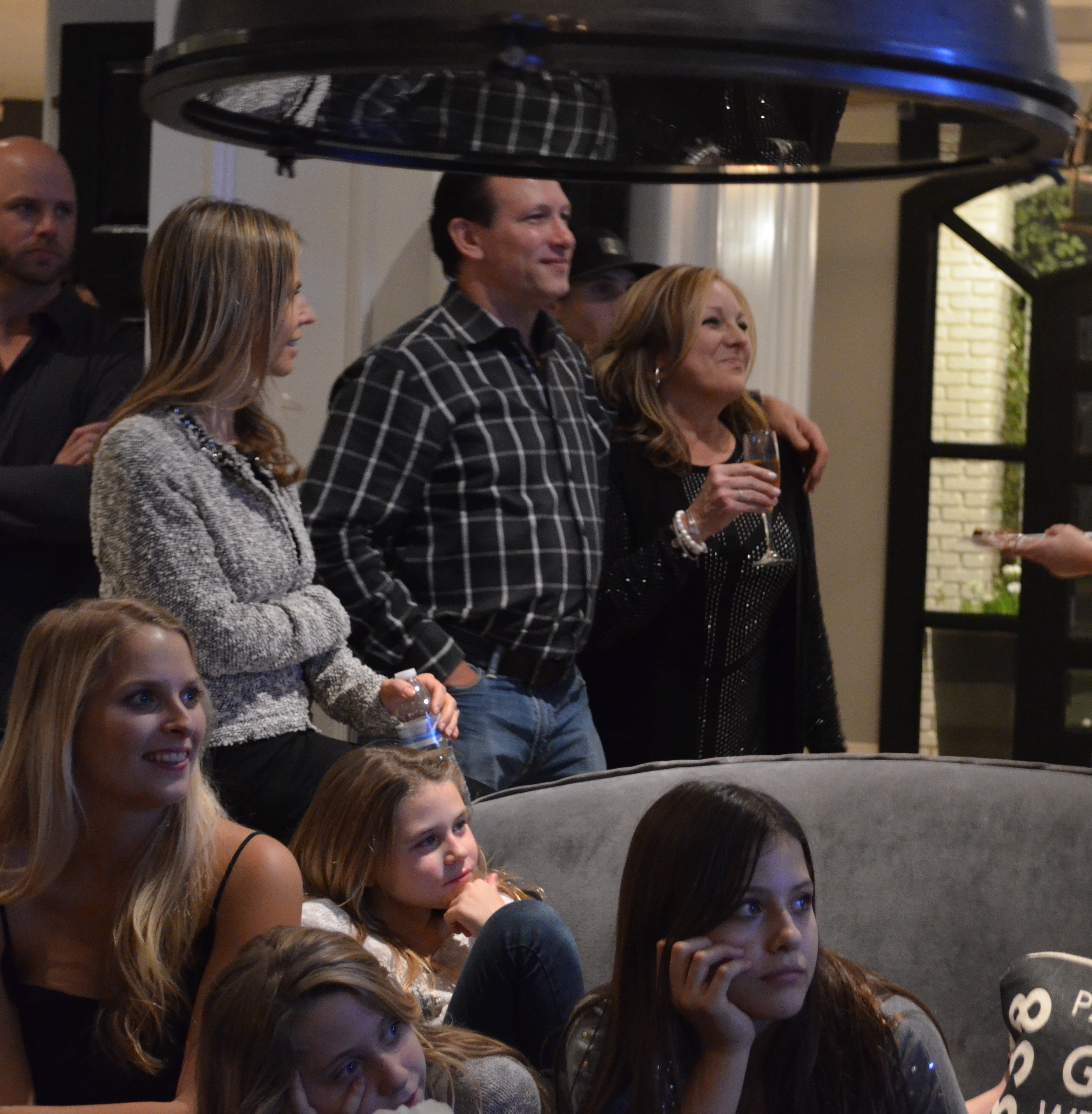 HOW TO HOST A MAGNIFICENT ENGAGEMENT PARTY