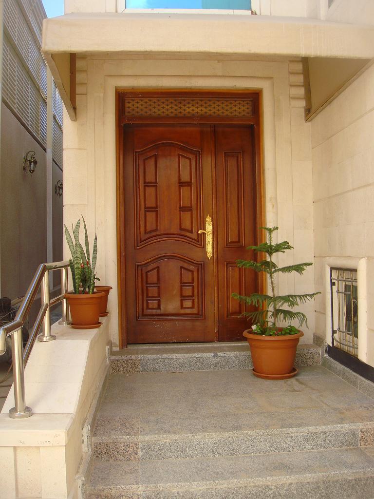 مدخل البيت من الخارج درج