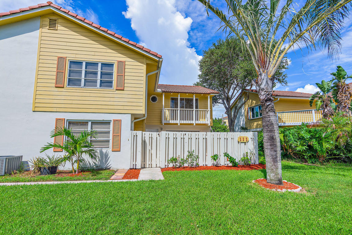 For Lease in Seabrook Place, 2 Bedroom Steps From the Ocean Jupiter