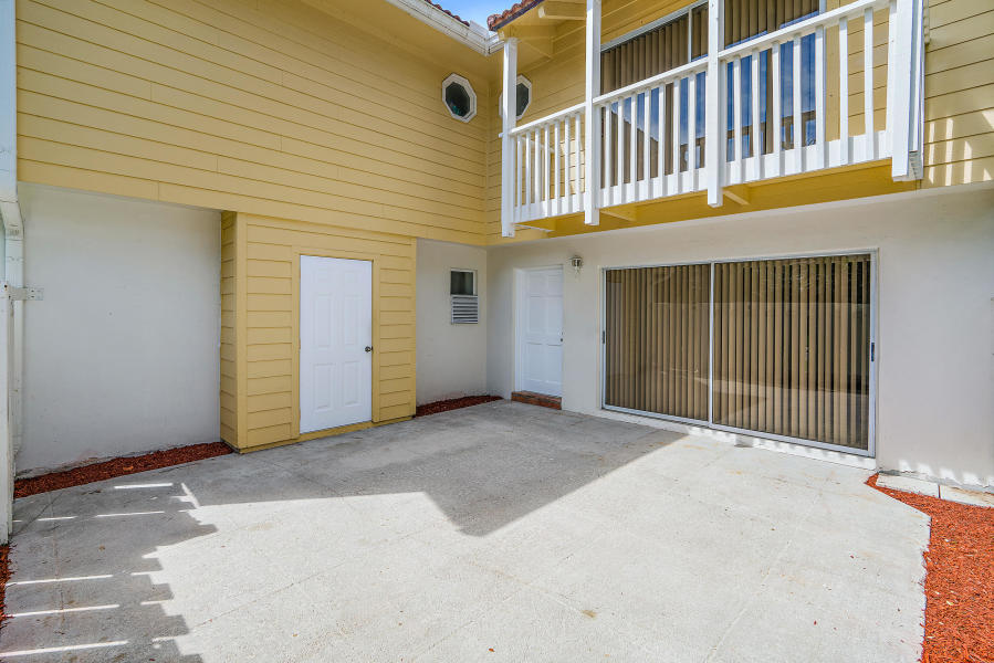 For Lease in Seabrook Place, 2 Bedroom Steps From the Ocean Jupiter