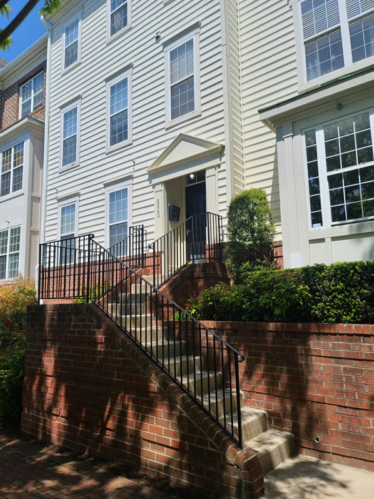UNDER CONTRACT!!! Great 2 BR 2 BA 2 Level Townhouse Style Condo in