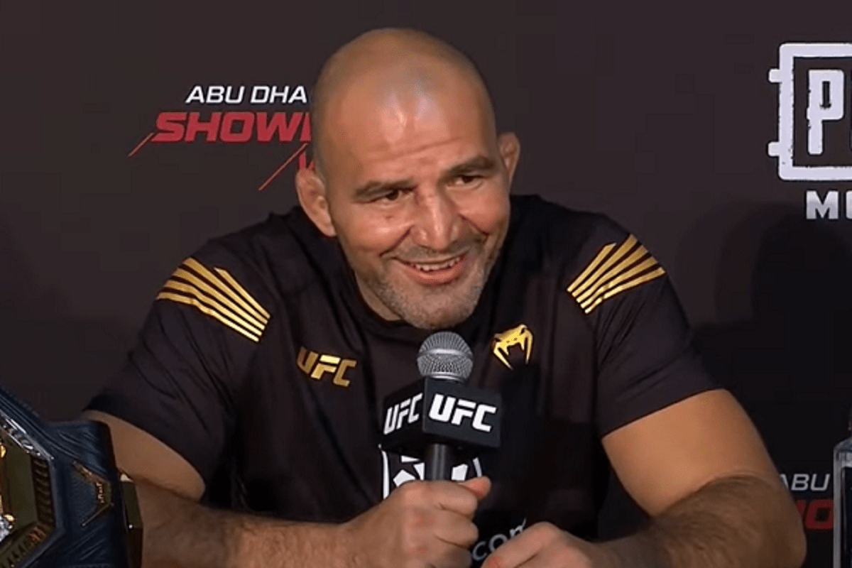 Campeão do UFC, Glover é homenageado e recebe 'chave da cidade' em