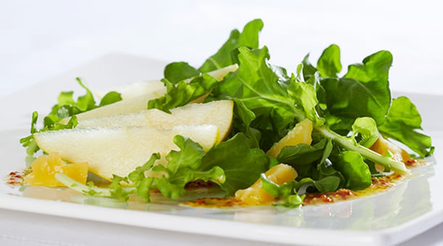 Salada verde com pera e molho de mostarda