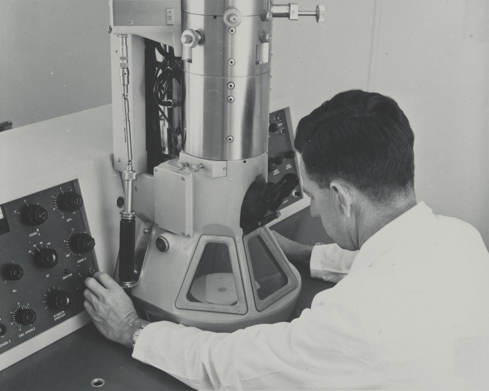 Philips Norelco EM200 Electron Microscope AgResearch