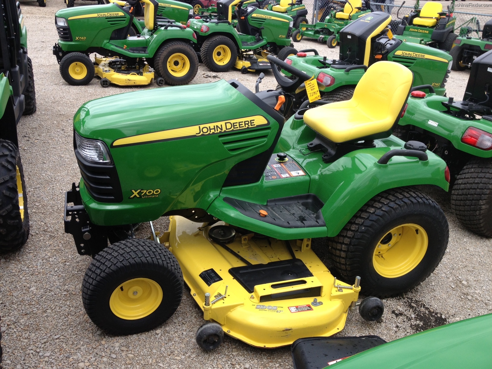 John Deere X700 Specs, Engine, Transmission, Dimensions