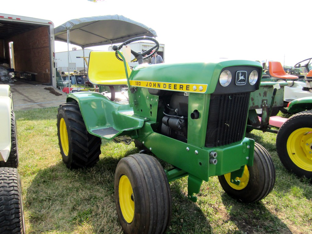 John Deere 120 Specs, Engine, Transmission, Dimensions