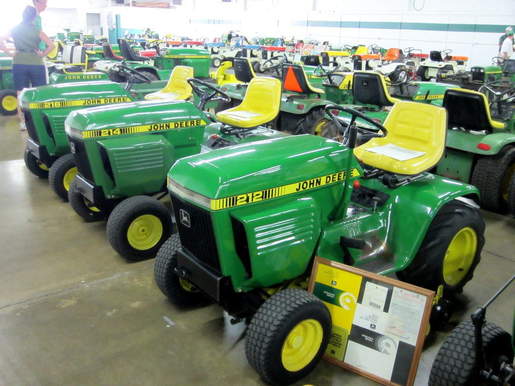 John Deere 212: Specs, Engine, Transmission, Dimensions