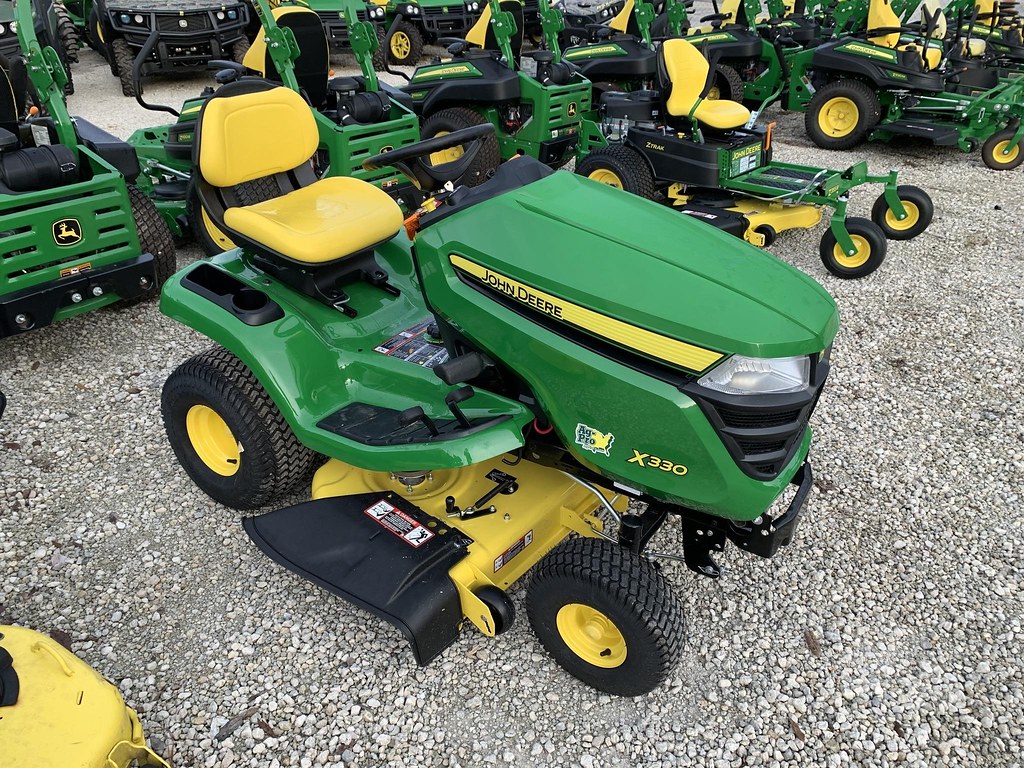 John Deere X330 Specs, Engine, Transmission, Dimensions