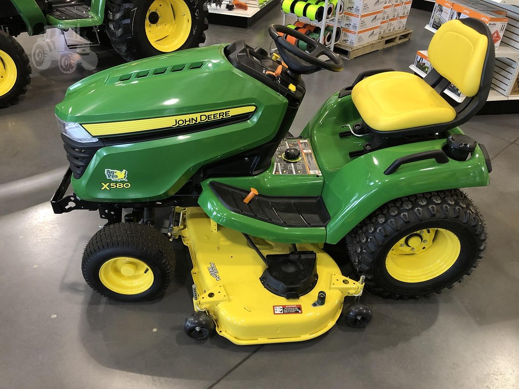 John Deere X580 Specs, Engine, Transmission, Dimensions
