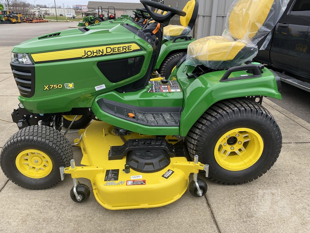 John Deere X750 Specs, Engine, Transmission, Dimensions