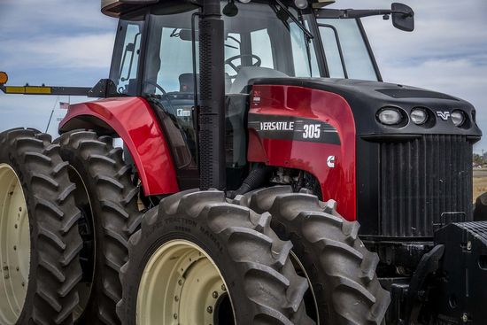 Versatile 305: Specs, Engine, Transmission, Dimensions