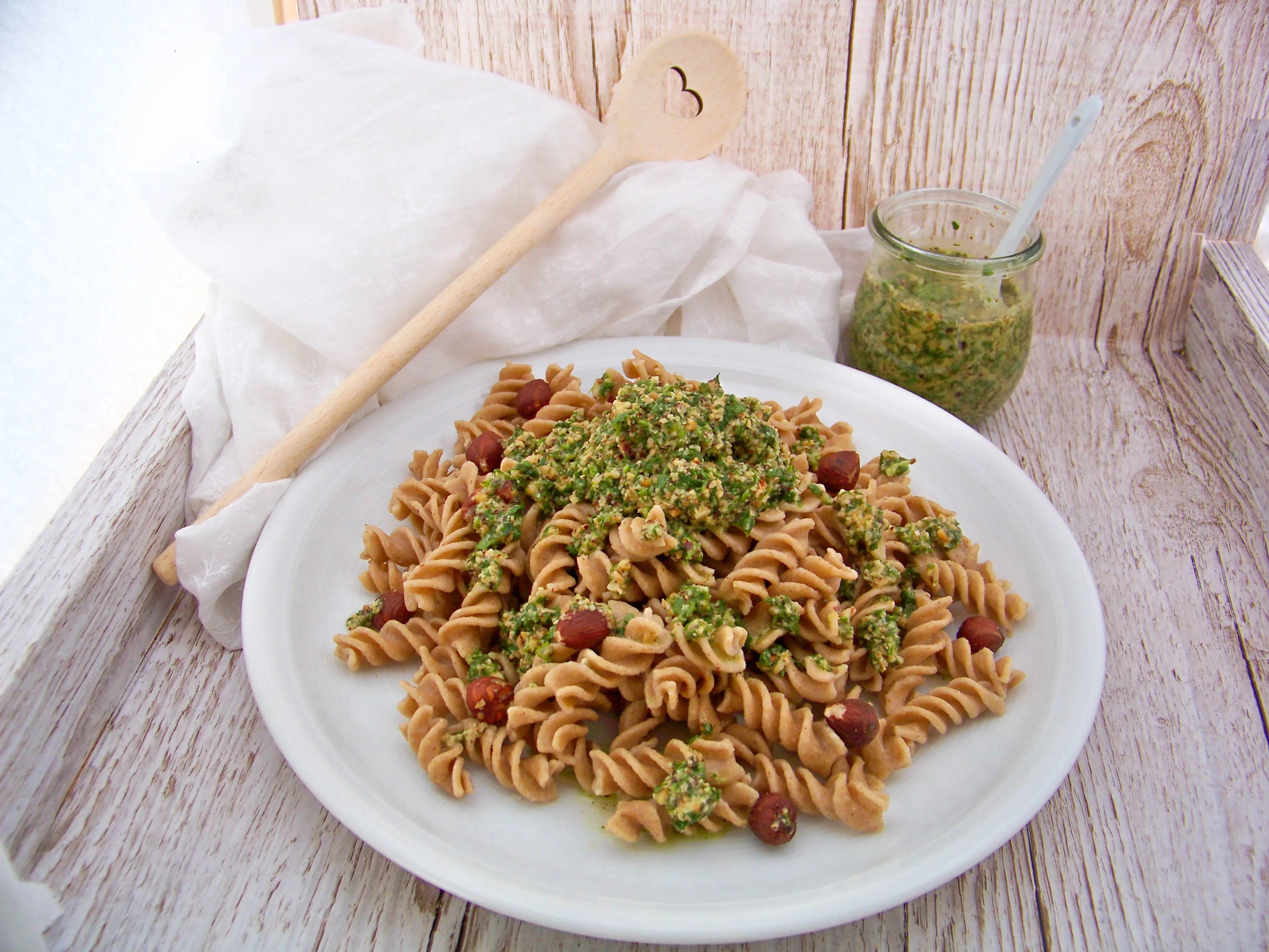 Körniges RucolaHaselnussPesto (mit Nudeln) Aha Foods