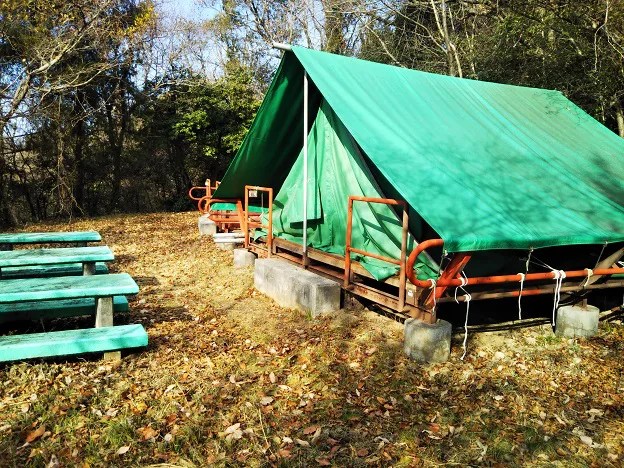 広島県立福山少年自然の家 キャンプ アスレチック 体育館 テニス 宿泊 あははライフ