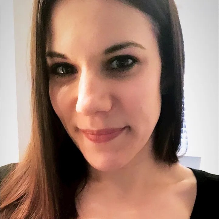 Mujer acusada de mantener relaciones con dos jovenes en un hotel