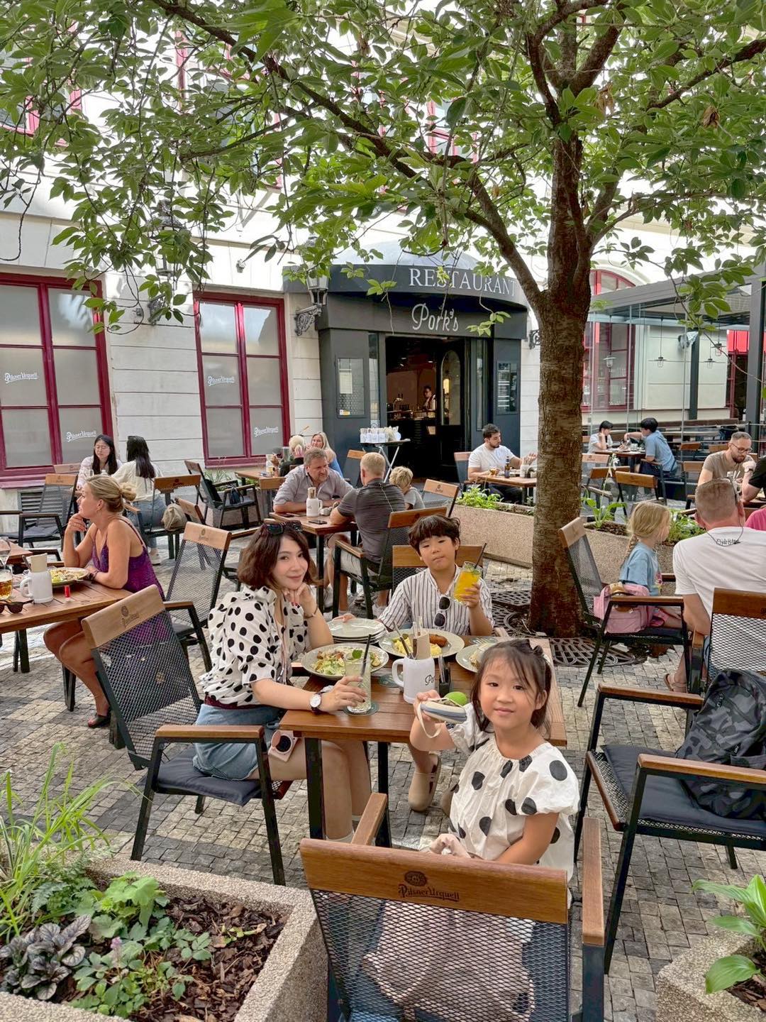 【捷克自助】布拉格必吃 Pork’s｜仿若烤乳豬的脆皮豬腳太難忘！新店有商業午餐更超值＆訂位方式～