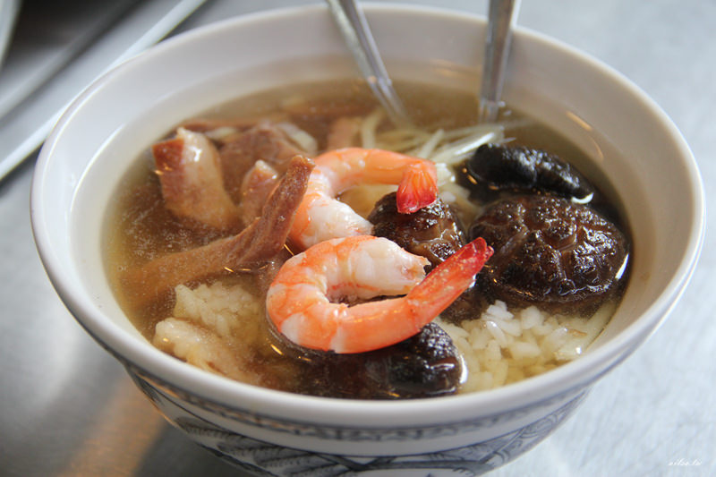 台南│小吃一級戰區的國華街，來吃石精臼蚵仔煎、香菇飯湯吧！-老店小吃