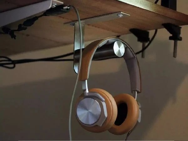 Hang-The-Headphones-From-A-Stand-A-Hook-Or-a-Desk-Edge