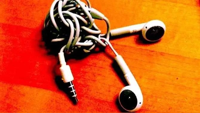 How to Prevent the Headphone Cords From Getting Kinked