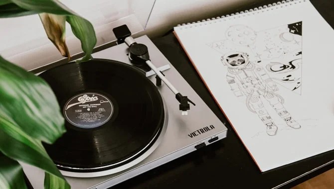Turntable With in-built Preamp