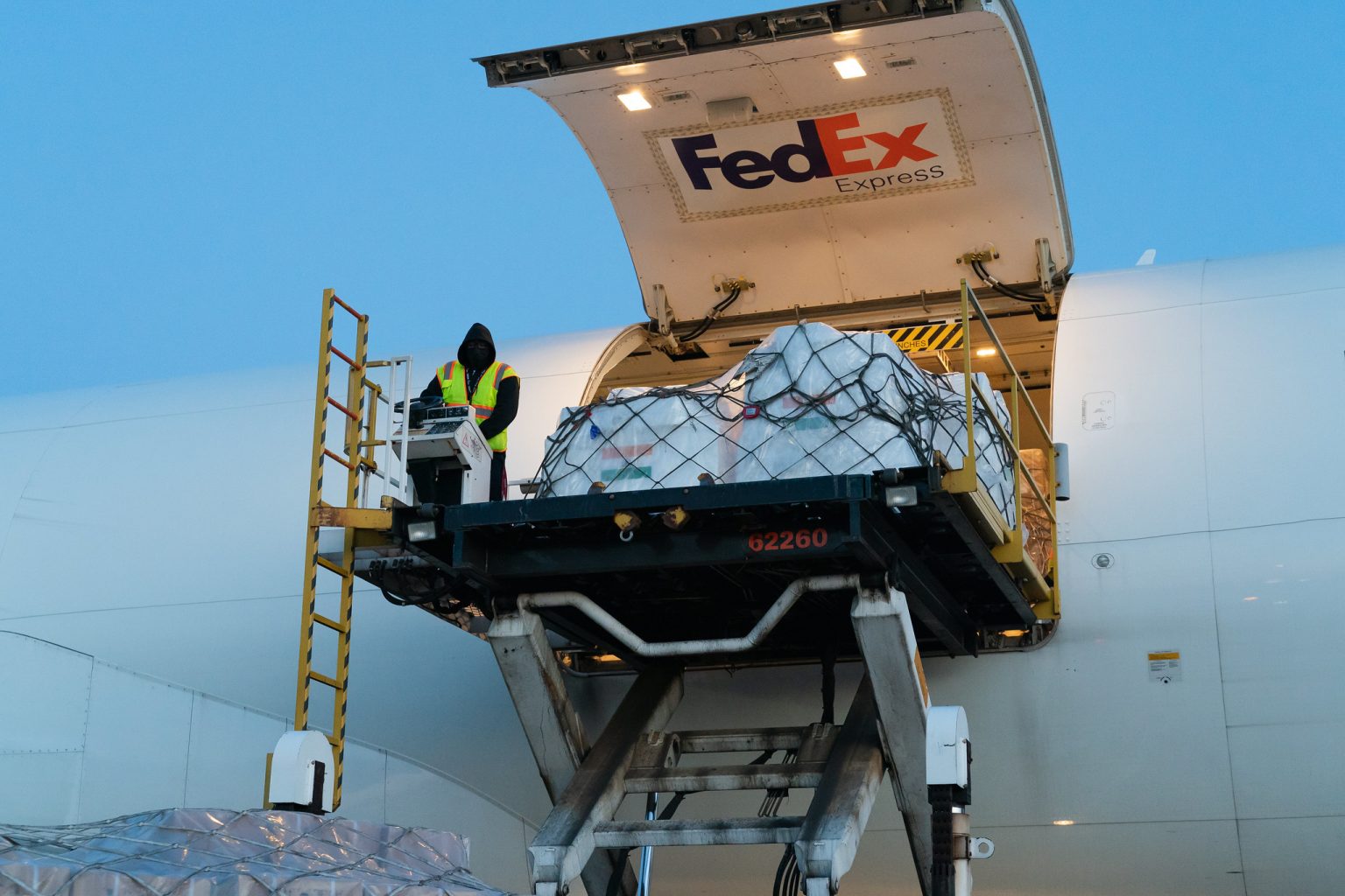 FedEx จัดเที่ยวบินพิเศษ ส่งอุปกรณ์ช่วยเหลือไปยังอินเดีย ครั้งที่ 2