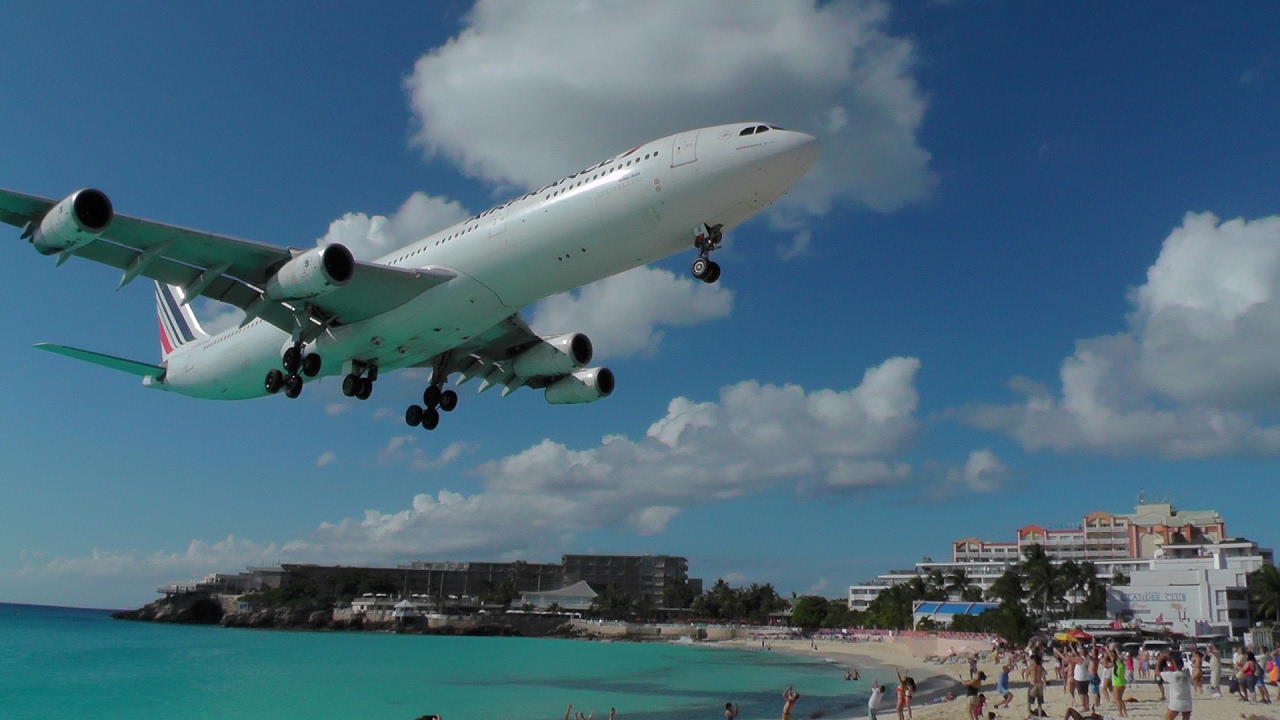 VIDEO Air France A340 lands at Maho Beach, St Maarten Airport (SXM) AIRLIVE