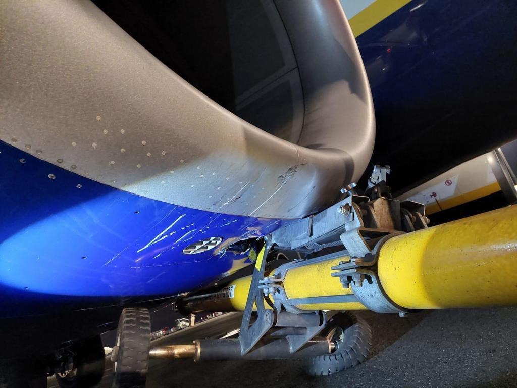 INCIDENT A Ryanair Boeing 737800 began to taxi with its tow bar still attached