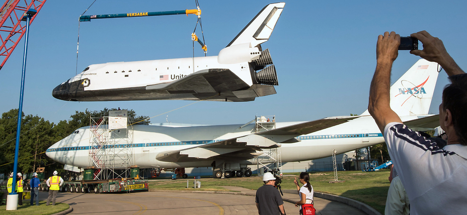 Shuttle Independence mounted on NASA 747 in Houston
