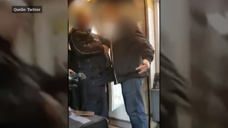 Berlin Angreifer schlägt und bespuckt Polizisten warum hilft keiner?