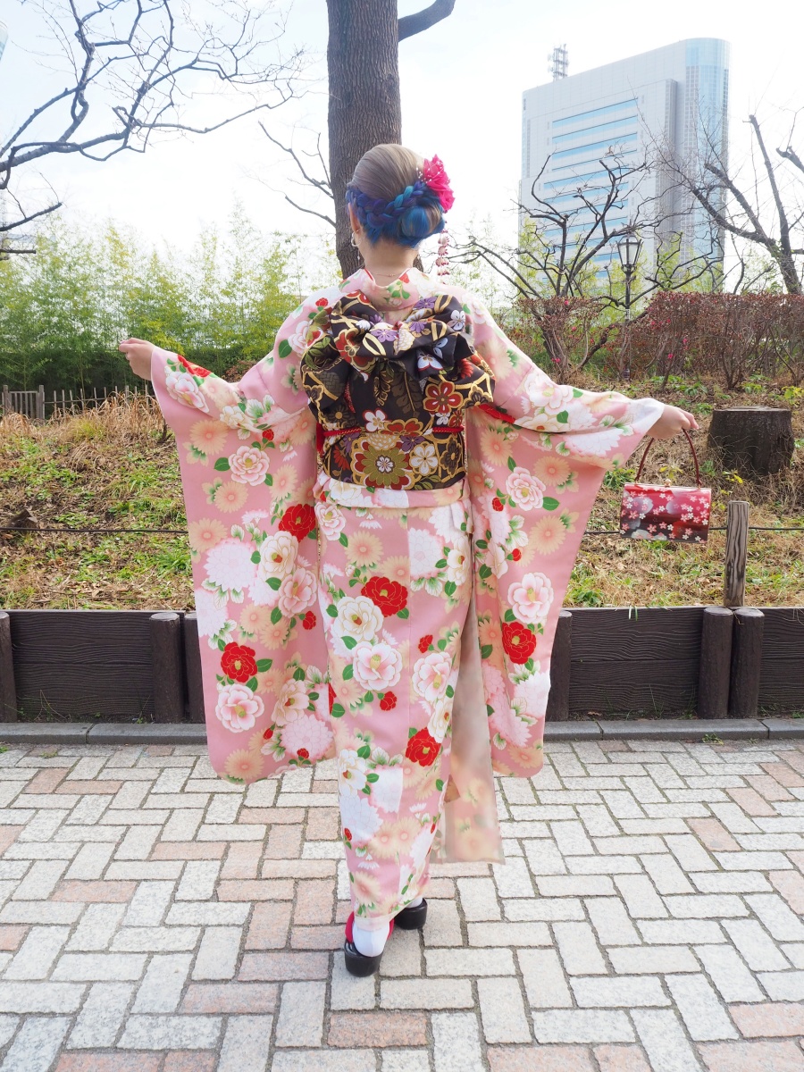 本振袖 後ろ姿も可愛くて豪華です