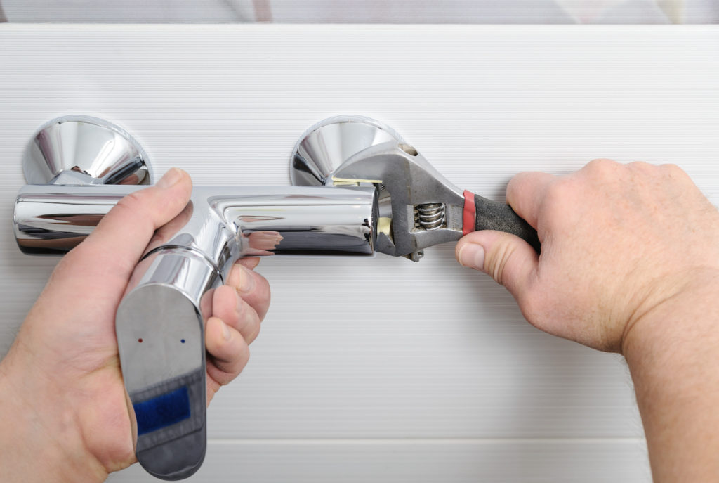 How To Replace A Bathtub Faucet In 4 Easy Steps