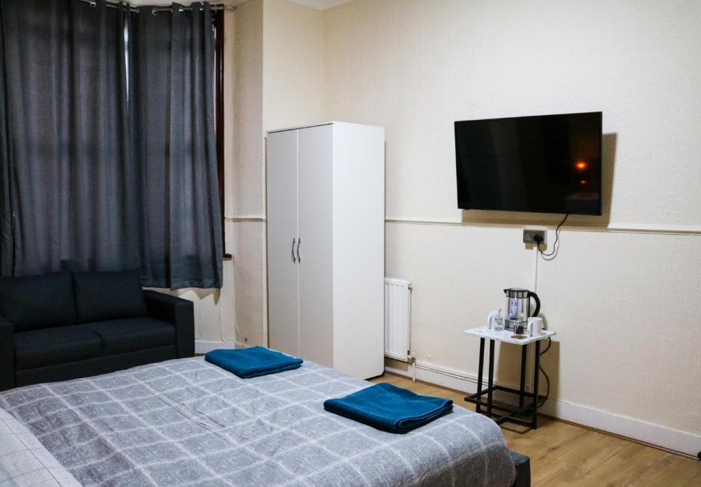 A Grand Modern Guest House in Disraeli Road, London E7 9JP AJB