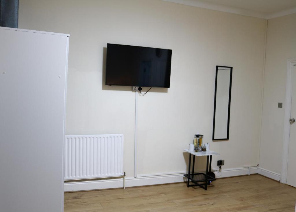 A Grand Modern Guest House in Disraeli Road, London E7 9JP AJB
