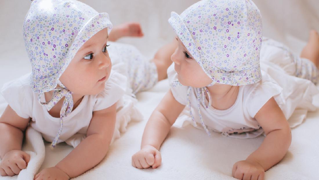 100 Nama Bayi Perempuan Kembar, Ragam Maknanya Cantik-Cantik Bun
