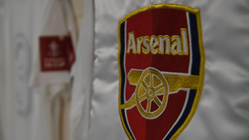 Fans Arsenal Nyalakan Kembang Api di Hotel Man City, Ternyata…