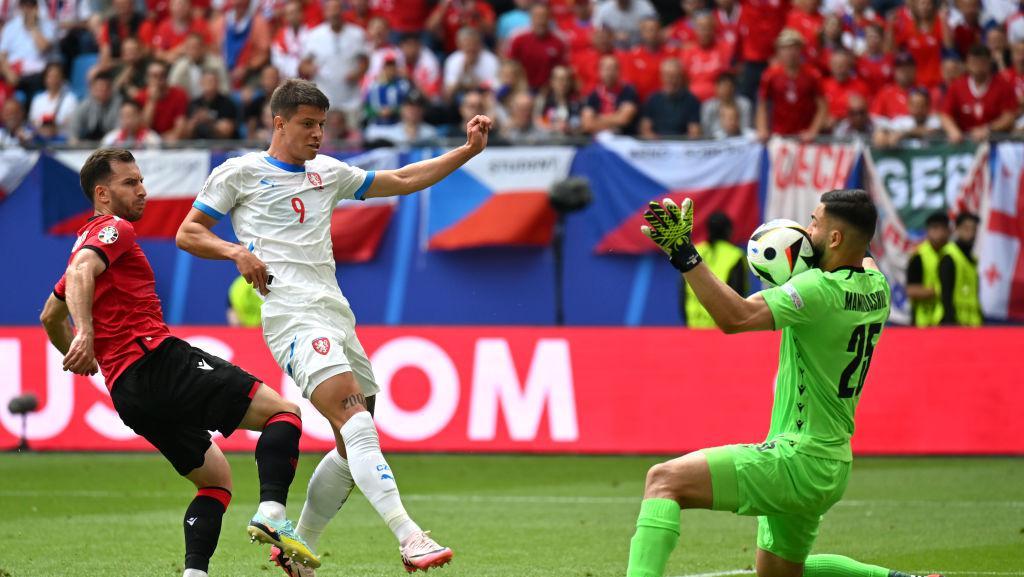 Sibuknya Kiper Georgia Bikin 11 Saves Lawan Ceko