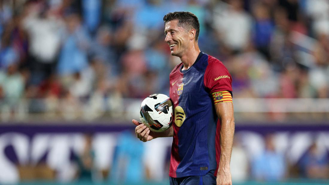Saat Guardiola Ngecek… Six Pack-nya Lewandowski