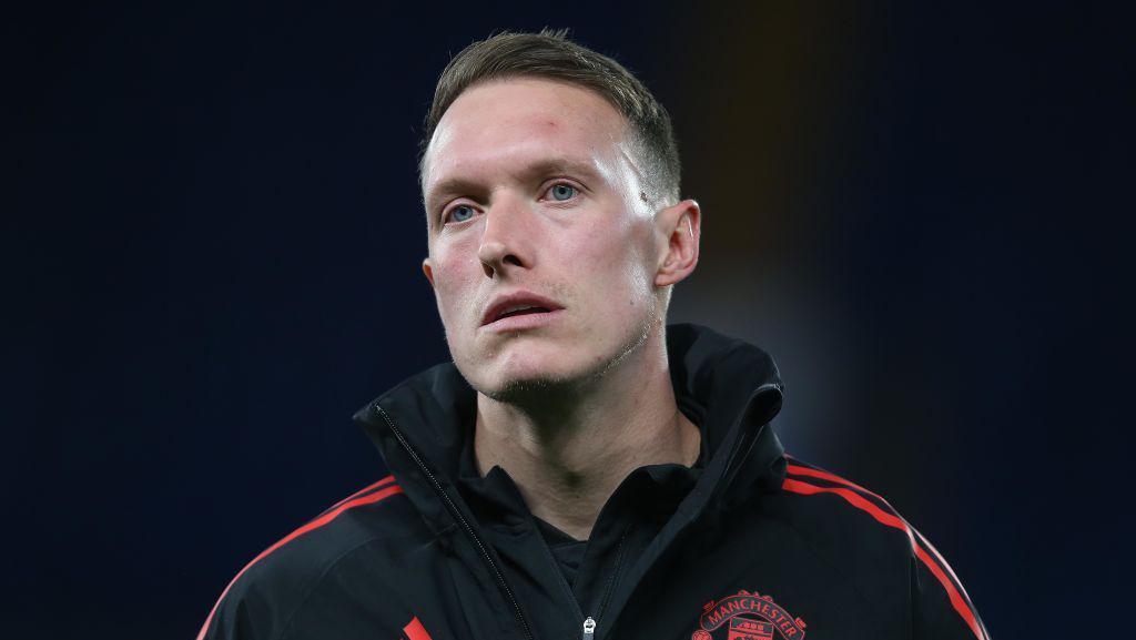 Eks MU Phil Jones Umumkan Pensiun