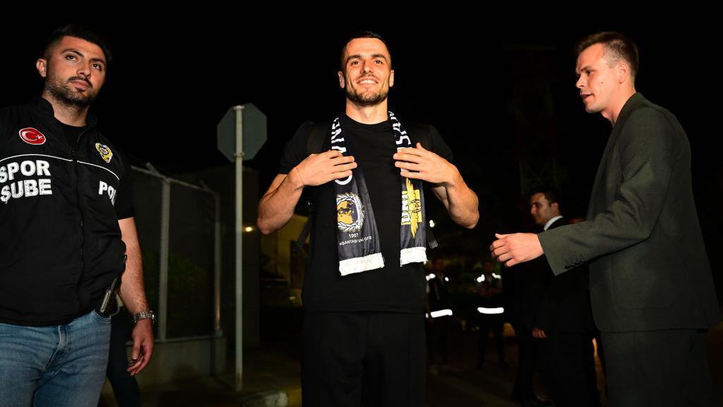 Kostic Tinggalkan Juventus demi Dilatih Mourinho